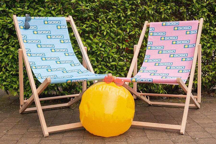 2 strandstoelen voor reisorganisatie Gogo met full color ontwerp in de huisstijl